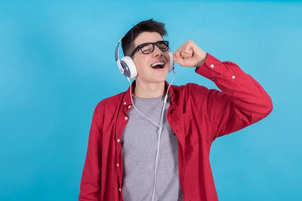 Jovencito Adolescente Con Audífonos Cantando Aislado Sobre Fondo Azul — Foto de Stock