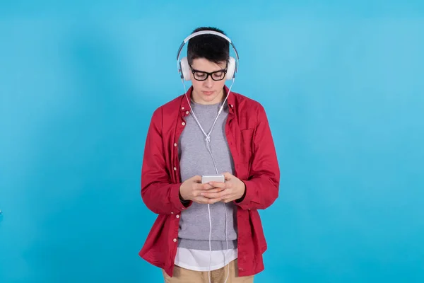 Trendy Νεαρός Άνδρας Τηλέφωνο Και Ακουστικά Απομονώνονται Φόντο Χρώμα — Φωτογραφία Αρχείου