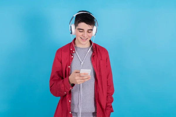 Trendy Νεαρός Άνδρας Τηλέφωνο Και Ακουστικά Απομονώνονται Φόντο Χρώμα — Φωτογραφία Αρχείου
