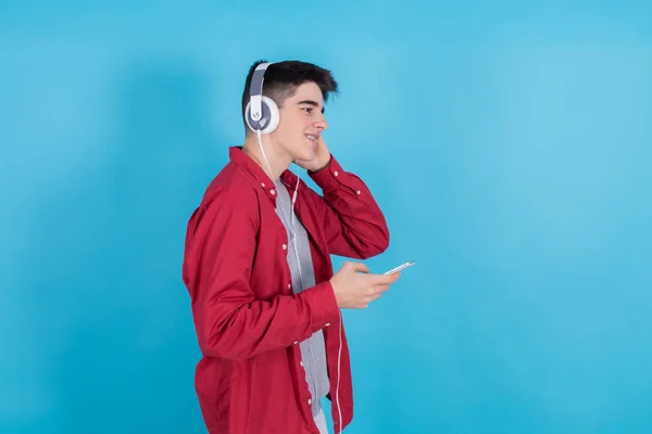 Modny Młody Człowiek Telefonem Słuchawkami Izolowane Tle Koloru — Zdjęcie stockowe