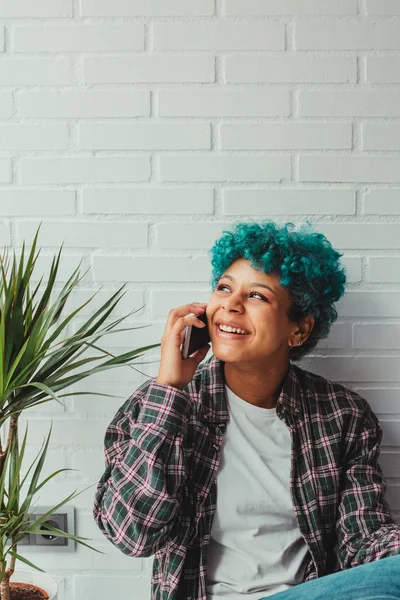 Jovencita Africaamericana Moderna Con Pelo Azul Teléfono Móvil Apartamento — Foto de Stock