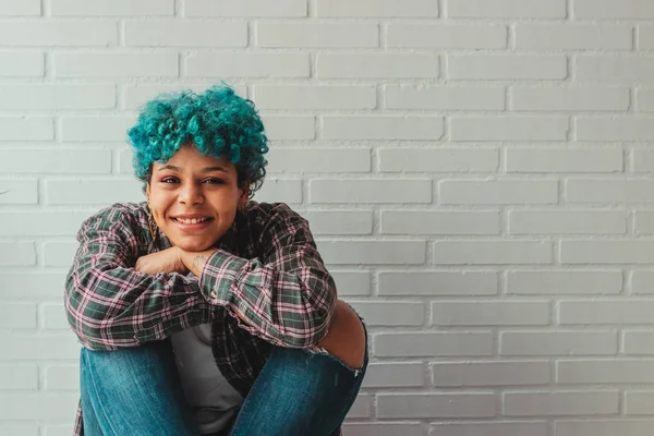 自宅やアパートで青い髪をした若いアフロ系アメリカ人の少女の肖像画が笑顔で — ストック写真
