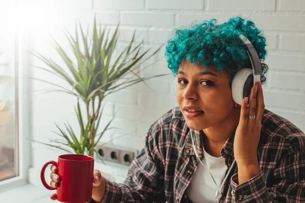 Chica Con Audífonos Taza Café Escuchando Música Casa — Foto de Stock