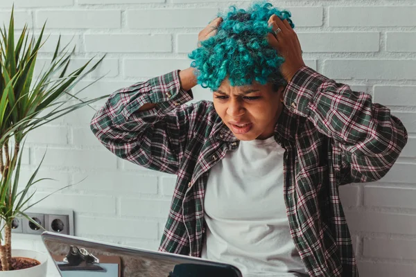 Jovem Mulher Com Computador Casa Sentado — Fotografia de Stock