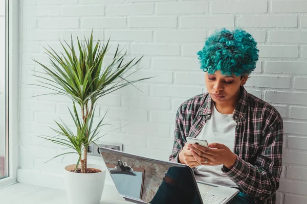 Kvinna Hemma Med Mobiltelefon Och Bärbar Dator Lägenheten — Stockfoto