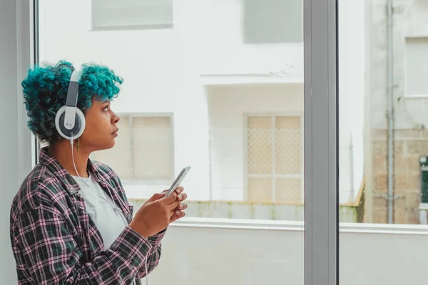 Retrato Mujer Niña Con Teléfono Móvil Auriculares — Foto de Stock