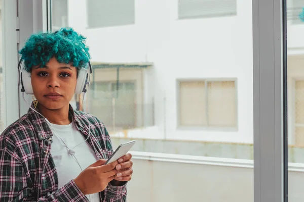 Retrato Mujer Niña Con Teléfono Móvil Auriculares —  Fotos de Stock