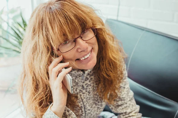 Retrato Mujer Adulta Sonriente Que Habla Por Teléfono Móvil — Foto de Stock