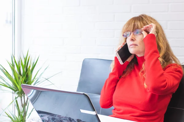 Donna Adulta Casa Con Telefono Cellulare Laptop — Foto Stock