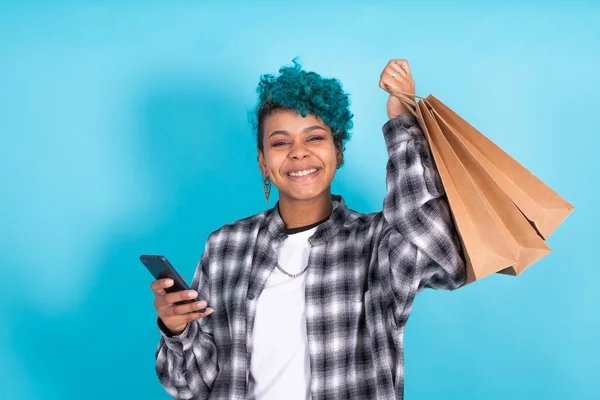 Geïsoleerde Vrouw Meisje Met Boodschappentassen Mobiele Telefoon — Stockfoto