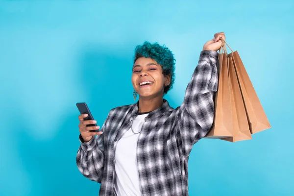 Geïsoleerde Vrouw Meisje Met Boodschappentassen Mobiele Telefoon — Stockfoto