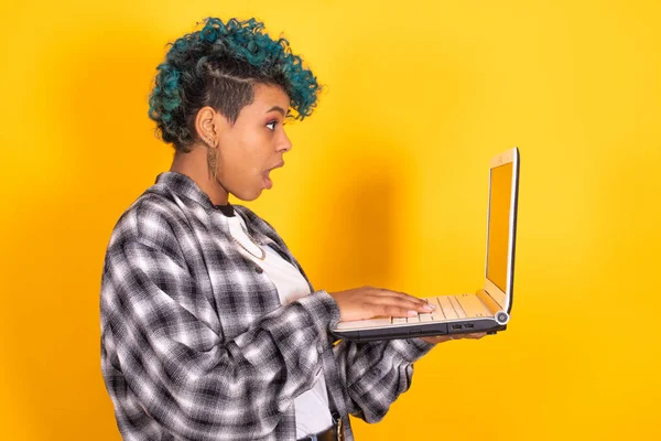 Γυναίκα Κορίτσι Φορητό Υπολογιστή Απομονωμένο Στο Φόντο Χρώμα — Φωτογραφία Αρχείου