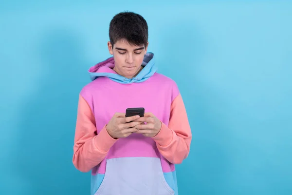 Moda Adolescente Giovane Uomo Con Cellulare Isolato Sfondo Colore — Foto Stock