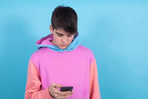 Trendy Tiener Jongeman Met Mobiele Telefoon Geïsoleerd Kleur Achtergrond — Stockfoto
