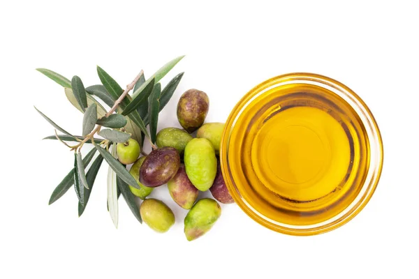 オリーブの葉と油のボウルと天然オリーブ — ストック写真