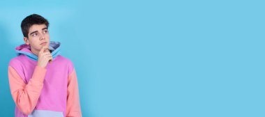 Düşünceli bir ifadeyle izole edilmiş genç bir çocuğun portresi.