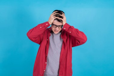 Elleri başının üstünde yalnız bir çocuk ya da çocuk