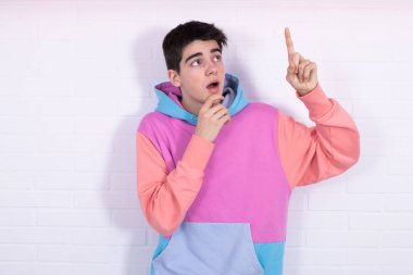 Beyaz arka planda izole edilmiş modaya uygun genç çocuk.