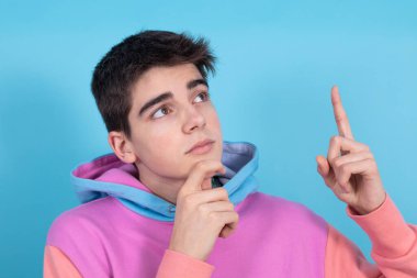 Düşünceli bir ifadeyle izole edilmiş genç bir çocuğun portresi.