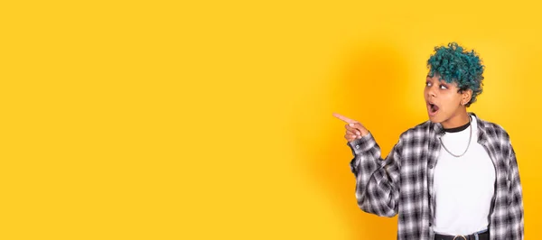 Jovem Afro Americana Com Cabelo Encaracolado Azul Apontando Para Fundo — Fotografia de Stock