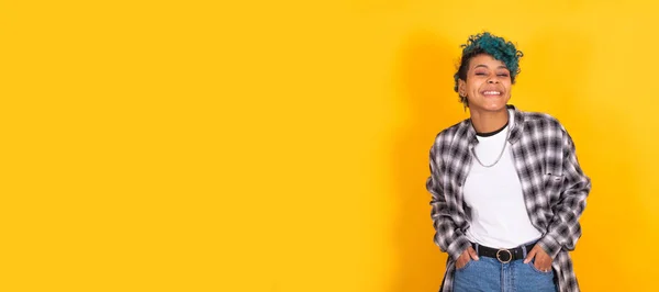 Усміхнена Афро Американська Молода Дівчина Ізольована Жовтому Фоні — стокове фото