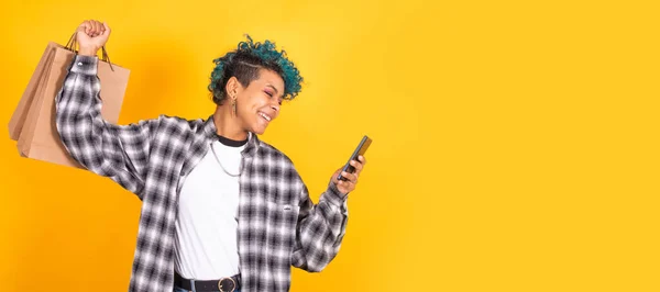 Jovem Com Telefone Celular Sacos Compras Isolados Fundo Amarelo — Fotografia de Stock