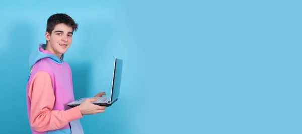 Jovem Adolescente Estudante Com Laptop Isolado Fundo Azul — Fotografia de Stock
