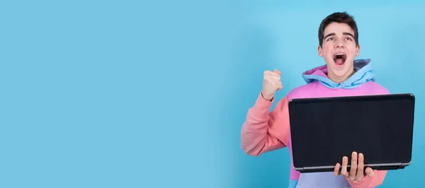 Junger Teenager Oder Student Mit Laptop Isoliert Auf Dem Hintergrund — Stockfoto