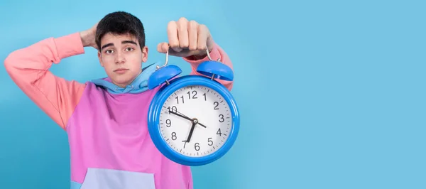 Alarm Saati Alarmı Olan Genç Öğrenci Genç Adam Mavi Arka — Stok fotoğraf