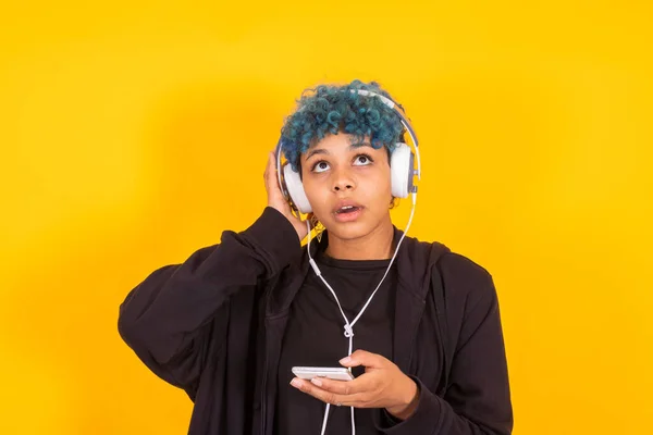 Menina Isolada Com Fones Ouvido Telefone Celular — Fotografia de Stock