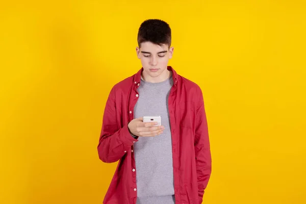 Jong Tiener Man Met Mobiele Telefoon Geïsoleerd Achtergrond — Stockfoto