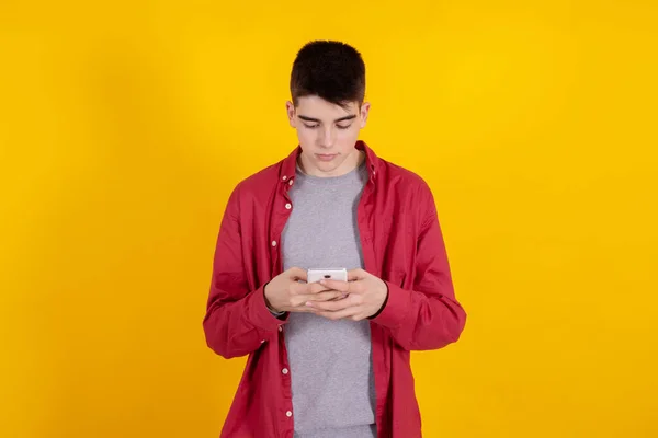 Молодий Чоловік Підліток Мобільним Телефоном Ізольований Фоні — стокове фото
