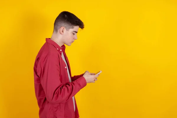 Jeune Homme Adolescent Avec Téléphone Portable Isolé Sur Fond — Photo