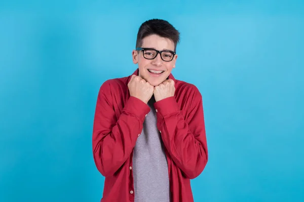 Fiatal Tizenéves Fiú Elszigetelt Örömteli Arckifejezéssel — Stock Fotó