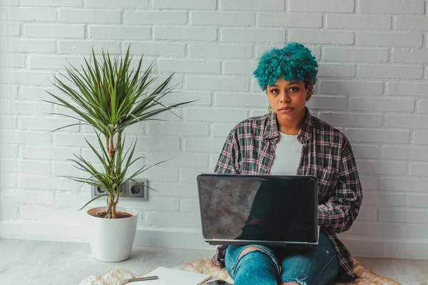 Ung Flicka Eller Student Hemma Med Bärbar Dator Sittande Golvet — Stockfoto