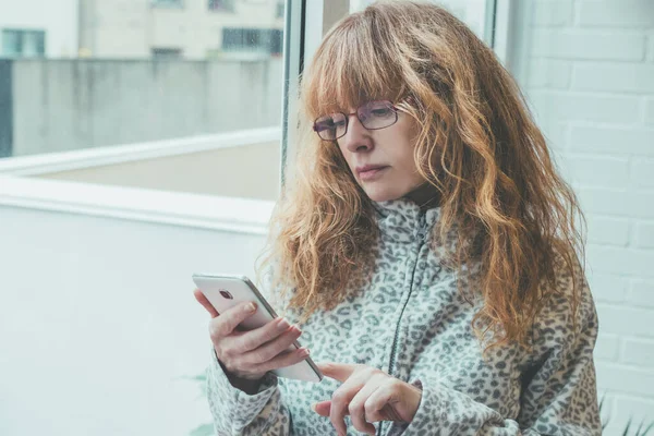 Mujer Adulta Con Teléfono Móvil Hogar Cómodo — Foto de Stock