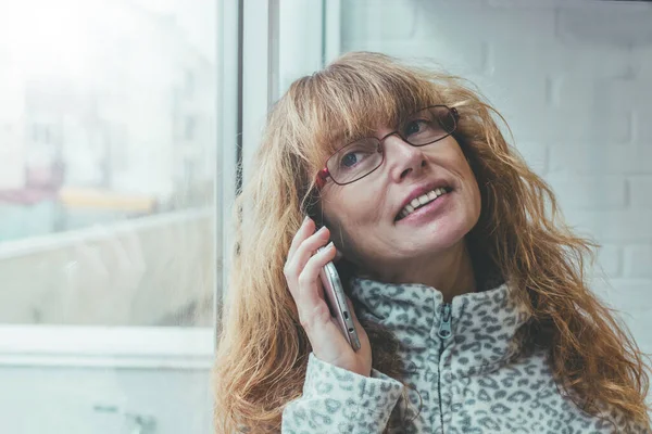 Donna Adulta Anziana Che Parla Cellulare Casa Alla Finestra — Foto Stock