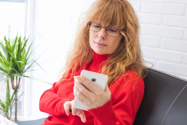 Evde Dairede Cep Telefonu Olan Yetişkin Yaşlı Bir Kadın — Stok fotoğraf