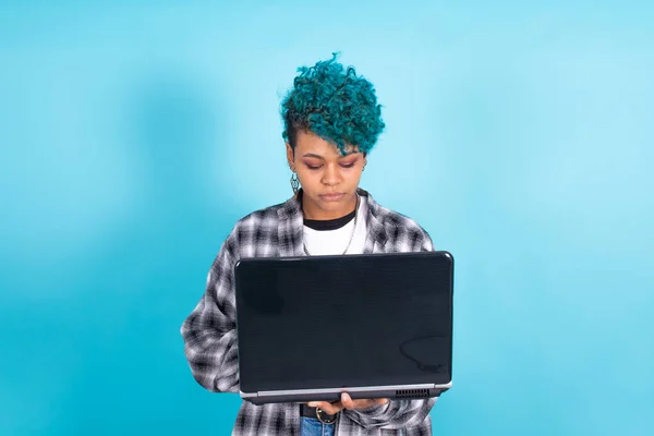 Afro Menina Americana Com Computador Portátil Isolado Fundo Azul — Fotografia de Stock