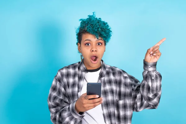 Menina Americana Africana Mulher Com Telefone Celular Smartphone Isolado Fundo — Fotografia de Stock