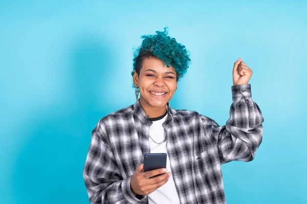 Menina Americana Africana Mulher Com Telefone Celular Smartphone Isolado Fundo — Fotografia de Stock