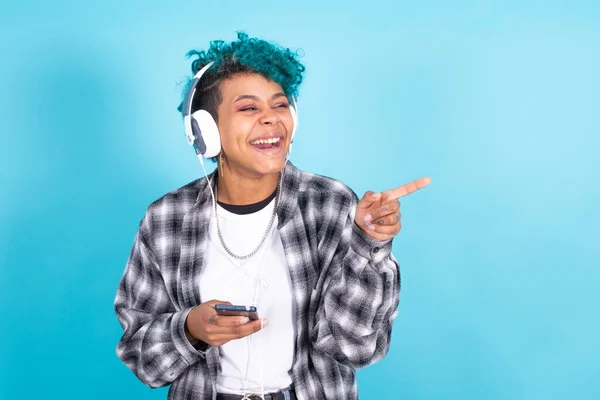 Jovem Morena Menina Com Telefone Celular Fones Ouvido Isolados Fundo — Fotografia de Stock