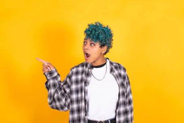 Jeune Femme Afro Américaine Aux Cheveux Bouclés Bleus Pointant Vers — Photo