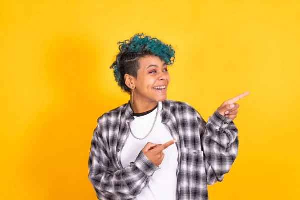 Jovem Afro Americana Com Cabelo Encaracolado Azul Apontando Para Fundo — Fotografia de Stock