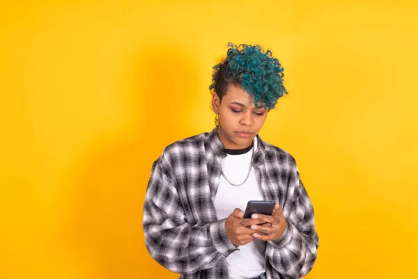 Mädchen Mit Smartphone Isoliert Farbigen Hintergrund — Stockfoto