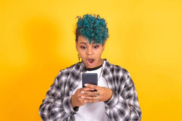 Menina Moda Com Telefone Celular Isolado Fundo Amarelo — Fotografia de Stock