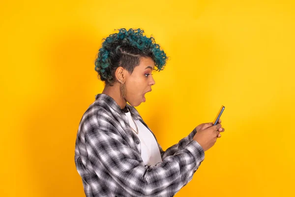 Cep Telefonu Olan Son Moda Genç Kız Sarı Arka Planda — Stok fotoğraf