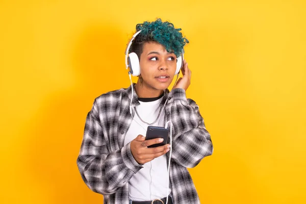 Chica Morena Joven Con Teléfono Móvil Auriculares Aislados Fondo Color — Foto de Stock