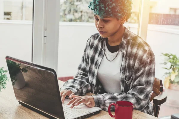 Junge Frau Oder Mädchen Mit Computer Hause Oder Büro — Stockfoto