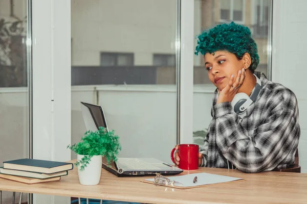 Niña Estudiante Con Portátil Casa Oficina Con Una Taza Café — Foto de Stock